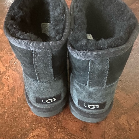 UGG men's classic mini 100% authentic with box size 9 Like New - Picture 3 of 13